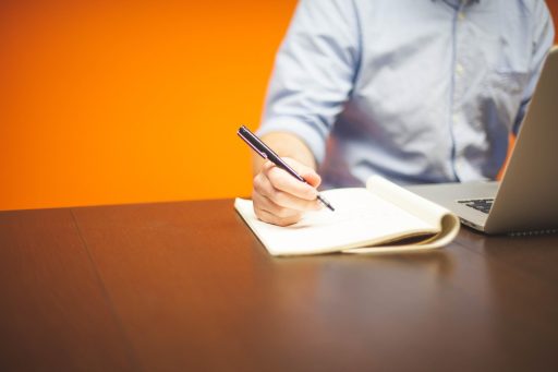 Zelfstandige die bezorgd naar zijn laptop kijkt terwijl hij zijn financiën bekijkt