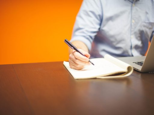 Zelfstandige die bezorgd naar zijn laptop kijkt terwijl hij zijn financiën bekijkt