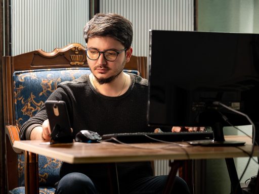 Professional die een LinkedIn-profiel controleert op een laptop