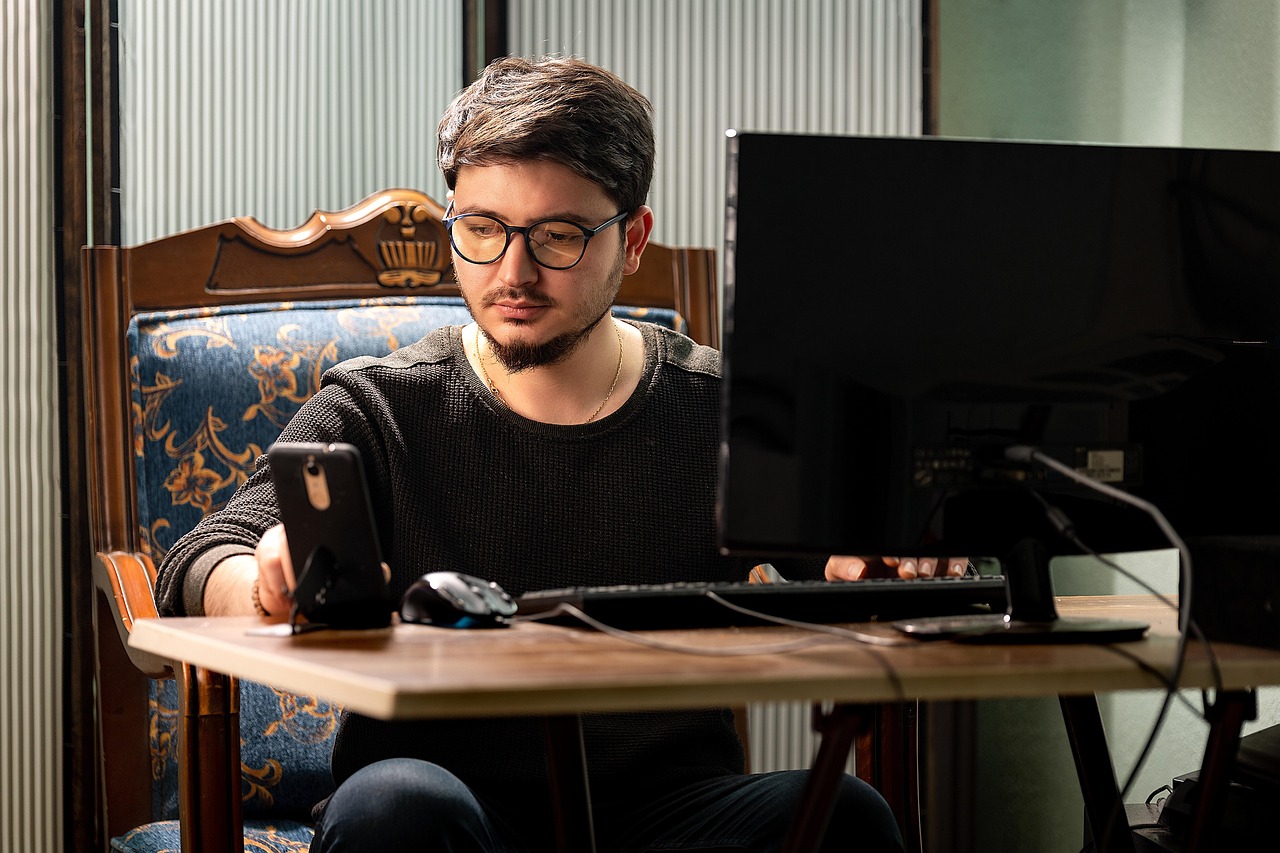 Professional die een LinkedIn-profiel controleert op een laptop