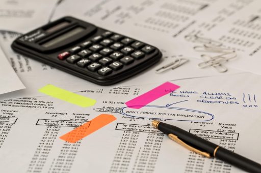 Accountant die financiële documenten van een vennootschap controleert op een bureau