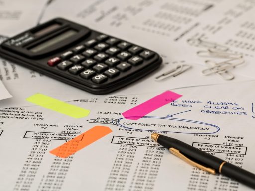 Accountant die financiële documenten van een vennootschap controleert op een bureau