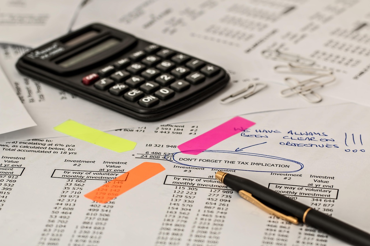 Accountant die financiële documenten van een vennootschap controleert op een bureau