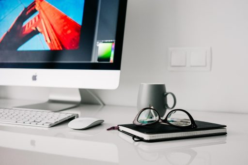 Zelfstandige aan bureau in thuiskantoor met facturen en laptop