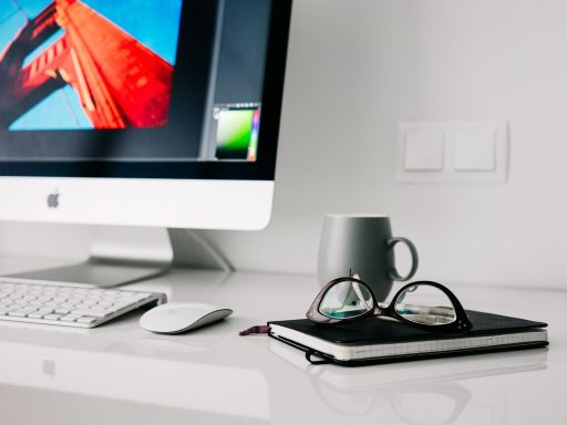 Zelfstandige aan bureau in thuiskantoor met facturen en laptop